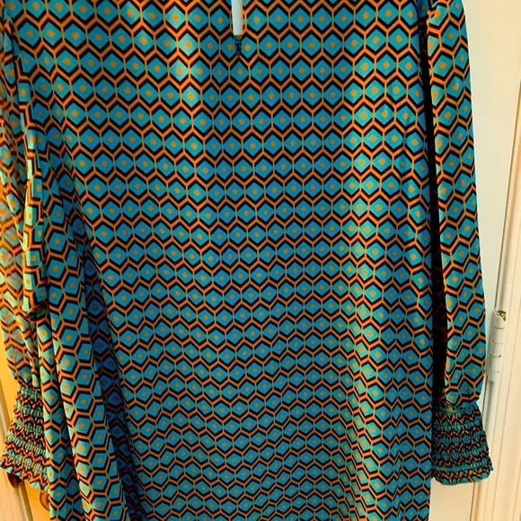 Calvin Klein Blouse you don’t want to pass up - Picture 9 of 9